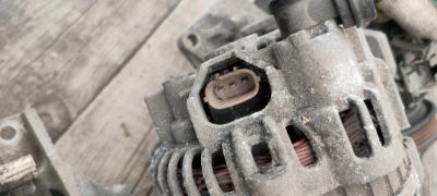 Лот: 22182223. Фото: 1. Генератор на Subaru Legacy 2001г... Электрооборудование