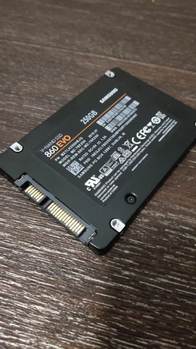 Лот: 20616020. Фото: 1. 250 ГБ 2.5" SATA накопитель Samsung... SSD-накопители