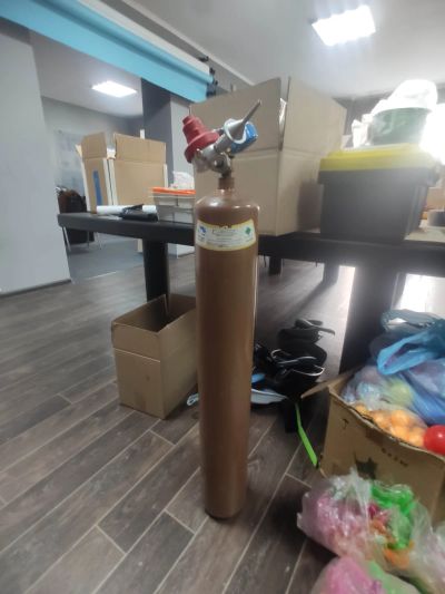 Лот: 17807001. Фото: 1. Баллон с гелием + редуктор. Баллоны, газ в баллонах