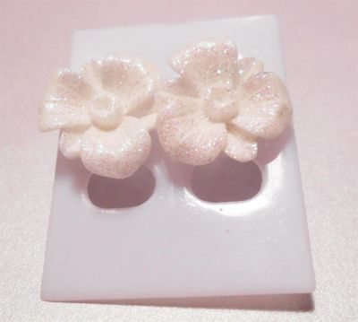 Лот: 3829526. Фото: 1. Сережки белые розы. Серьги, каффы