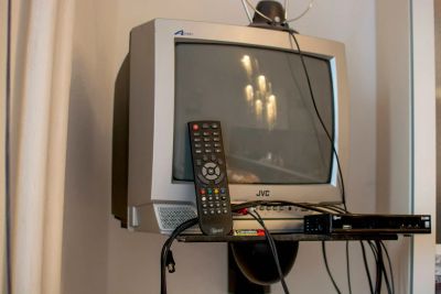 Лот: 16707391. Фото: 1. телевизор JVC с приставкой и антенной. Телевизоры