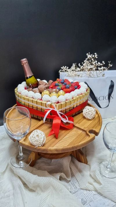 Лот: 17490088. Фото: 1. Торт с клубникой (букет из конфет... Подарки на 8 марта