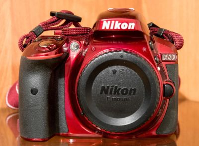 Лот: 11065223. Фото: 1. Nikon D5300 Body, Red, пробег... Цифровые зеркальные