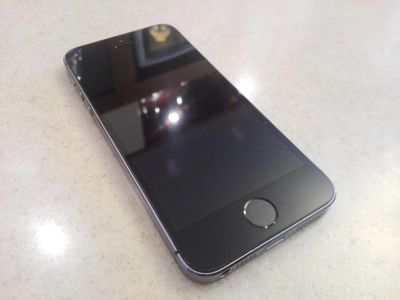 Лот: 10914711. Фото: 1. iPhone 5s 16Gb space gray неисправный... Смартфоны