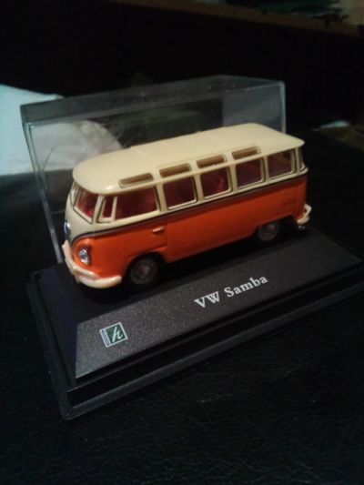 Лот: 19559250. Фото: 1. VW Samba 1:72 Cararama. Автомоделизм