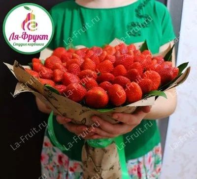 Лот: 15835007. Фото: 1. Букет из клубники №8. Букеты из конфет, игрушек