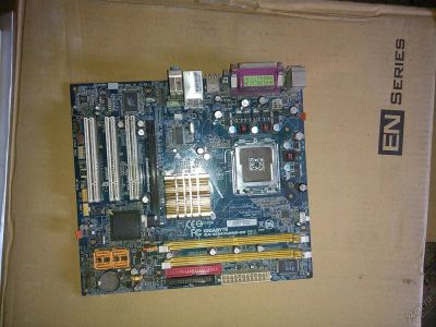 Лот: 5819999. Фото: 1. gigabyte ga-8i945gzme-rh+процессор. Материнские платы
