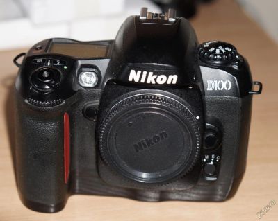 Лот: 5880156. Фото: 1. Nikon D100+зарядник+флэшка+сумка... Цифровые зеркальные