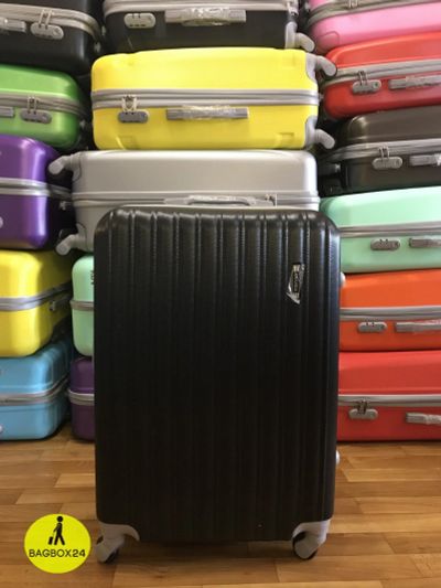 Лот: 15556912. Фото: 1. Прочный черный чемодан - М размер. Чемоданы и сумки дорожные