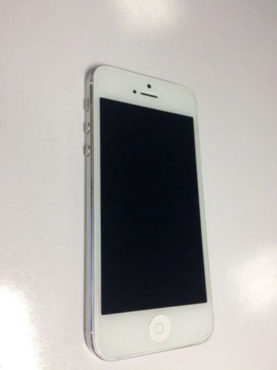 Лот: 10647636. Фото: 1. IPhone 5 16 White. Смартфоны