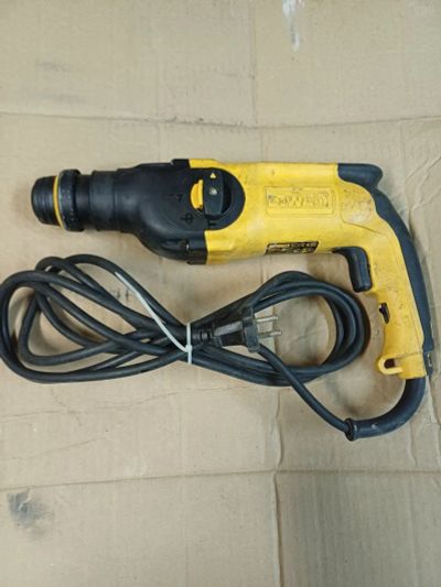 Лот: 25884303. Фото: 1. Перфоратор Dewalt (Германия). Электроинструмент