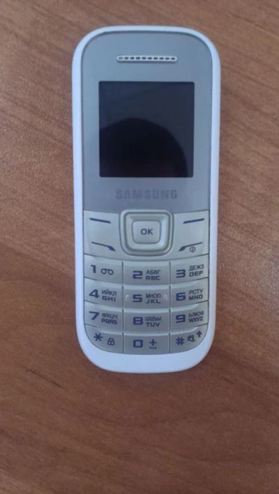 Лот: 11065916. Фото: 1. Samsung GT-E1200M белый. Кнопочные мобильные телефоны