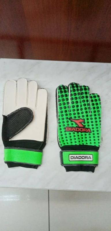 Лот: 16092699. Фото: 1. Футбол Перчатки детские Diadora... Мячи, ракетки, шайбы, клюшки