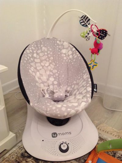Лот: 8574635. Фото: 1. Качеля 4moms RockaRoo для грудничка. Ходунки, прыгунки, качели