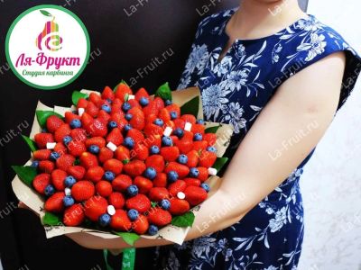 Лот: 15835045. Фото: 1. Букет из клубники №1. Букеты из конфет, игрушек