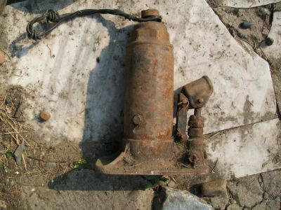 Лот: 5750702. Фото: 1. Домкрат + 2 мешка мусора. Домкраты