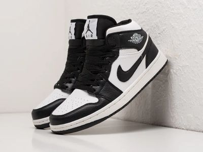 Лот: 20278379. Фото: 1. Кроссовки Nike Air Jordan 1 Mid. Кеды, кроссовки, слипоны