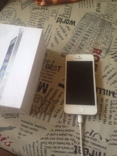 Лот: 10319503. Фото: 1. Iphone 5 white 16gb. Смартфоны