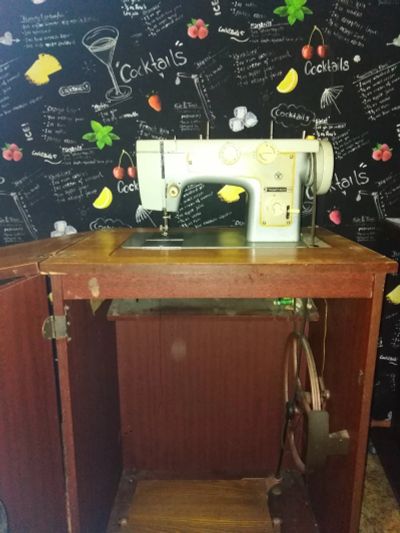 Лот: 17803454. Фото: 1. швейная машинка. Швейный и вязальный инструмент