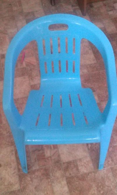 Лот: 6211427. Фото: 1. стульчик голубой пластик. Столики, стулья, парты