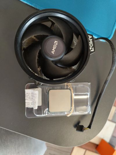 Лот: 22570184. Фото: 1. Ryzen 3 2200G box (с кулером). Процессоры