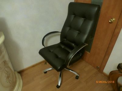 Лот: 11638337. Фото: 1. Кресло руководителя с механизмом... Стулья и кресла офисные
