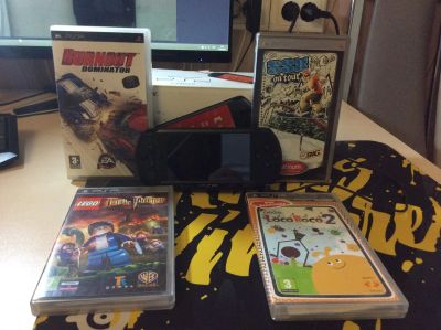 Лот: 7765528. Фото: 1. PSP-E1008 + 5 игр + карта памяти... Игровые приставки, консоли