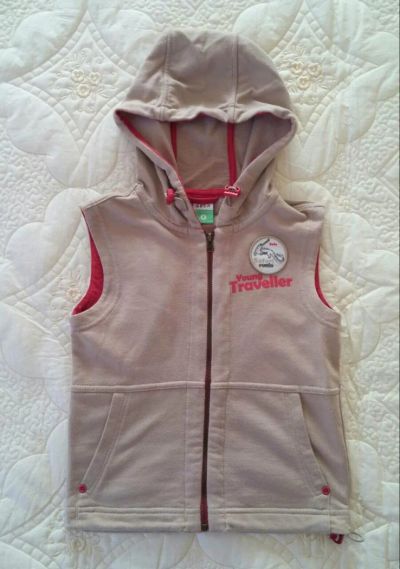 Лот: 6421827. Фото: 1. Стильная жилетка Sela с капюшоном... Верхняя одежда