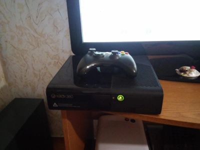 Лот: 7040422. Фото: 1. XBOX 360E 500Gb 2 беспроводных... Игровые приставки, консоли