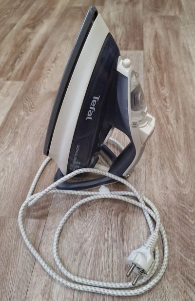 Лот: 20936284. Фото: 1. Утюг Tefal б\у все работает!. Утюги, парогенераторы, отпариватели