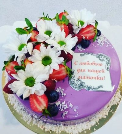 Лот: 9008598. Фото: 1. Торт с цветами и ягодой .Вкусный... Торты, пирожные
