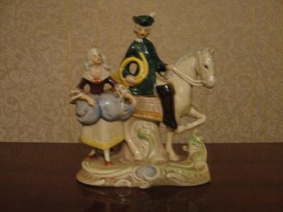 Лот: 17950201. Фото: 1. Фарфоровая фигурка Пара с лошадью. Фарфор, керамика