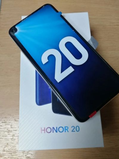 Лот: 14763032. Фото: 1. Смартфон honor 20 128Gb, белый. Смартфоны