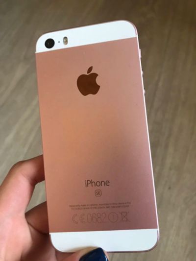 Лот: 14473508. Фото: 1. iPhone SE. Смартфоны