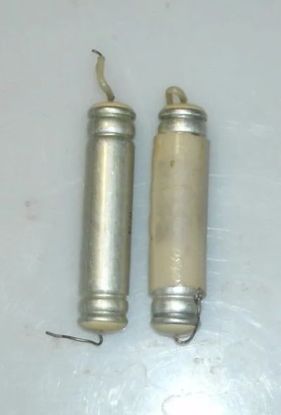 Лот: 20090285. Фото: 1. конденсатор этн 70мкф 30в 2шт. Конденсаторы