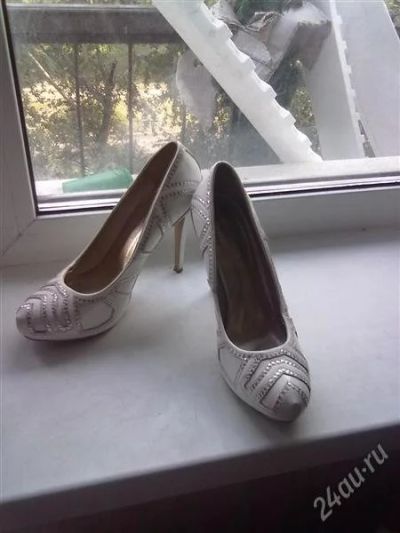 Лот: 2091444. Фото: 1. Туфли белые, закрытые 38р каблук... Туфли