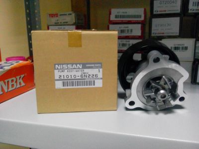 Лот: 8037496. Фото: 1. Помпа водяная Nissan QR20DE 21010-6n226... Двигатель и элементы двигателя