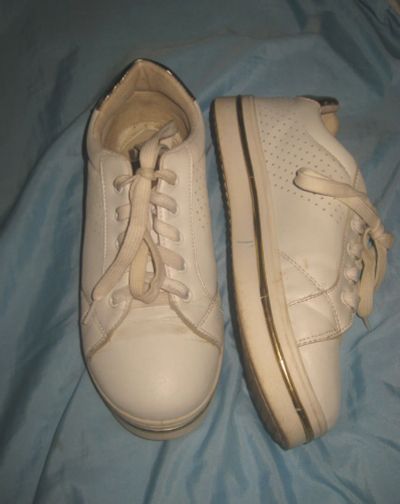 Лот: 19994294. Фото: 1. Белые кроссовки с золотистым задником... Кеды, кроссовки, слипоны