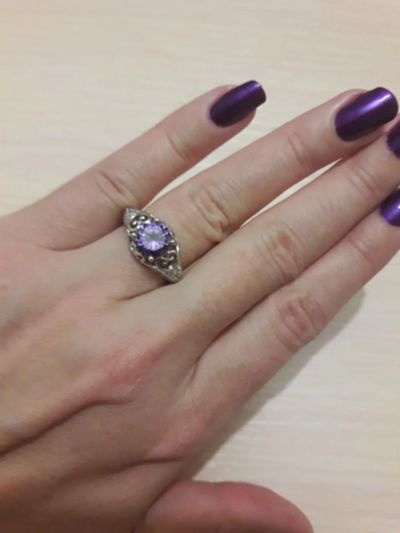 Лот: 10834919. Фото: 1. Кольцо женское с фиолетовым камнем. Кольца, перстни