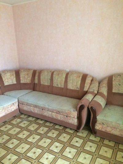 Лот: 10498605. Фото: 1. Угловой диван с креслом нужна... Диваны