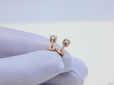 Лот: 12321102. Фото: 1. ЗОЛОТЫЕ СЕРЬГИ С БРИЛЛИАНТАМИ... Серьги, каффы