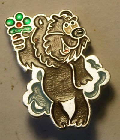 Лот: 3668145. Фото: 1. Детский значок.Медведь с цветком... Сувенирные
