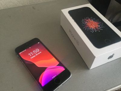 Лот: 13970067. Фото: 1. iPhone se 32gb space grey на гарантии. Смартфоны