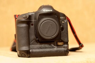 Лот: 3005341. Фото: 1. Профессиональный фотоаппарат Canon... Цифровые зеркальные