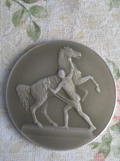 Лот: 18850646. Фото: 1. настольная медаль укротитель коней... Памятные медали