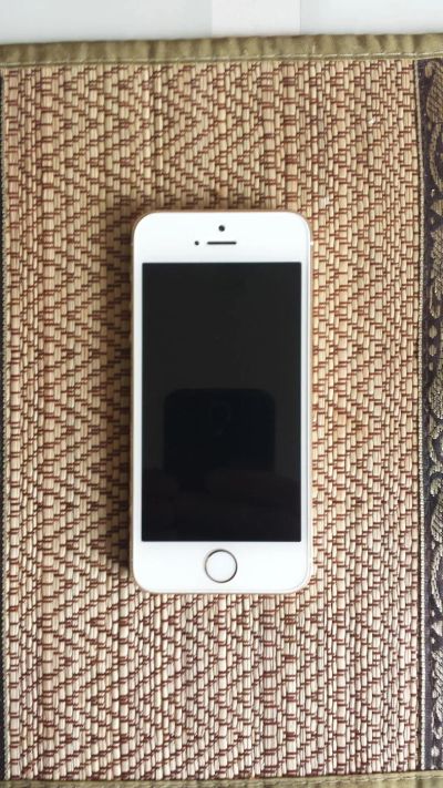 Лот: 6107625. Фото: 1. iPhone 5s gold LTE в идеальном... Смартфоны