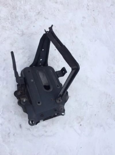 Лот: 21413477. Фото: 1. крепление аккумулятора Toyota... Двигатель и элементы двигателя