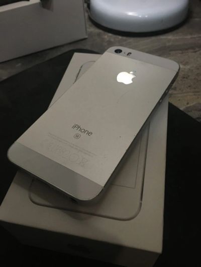 Лот: 18621097. Фото: 1. APPLE Iphone se 32gb silver. Смартфоны