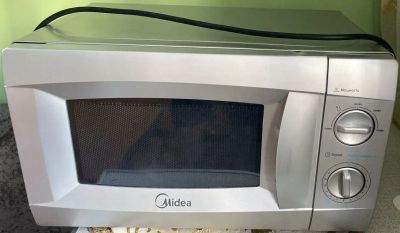 Лот: 23295360. Фото: 1. Микроволновая печь Midea MM720CKE-S. Микроволновки, мини-печи