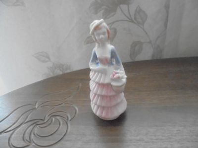 Лот: 10638847. Фото: 1. девушка сцветами европа 14 см. Фарфор, керамика